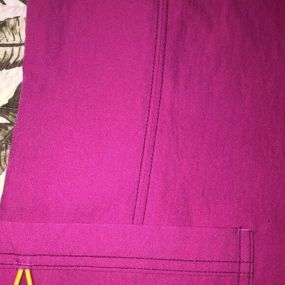 Wonder Wink M Fuchsia Pink Scrub Top with Yellow Logo - Picture 11 of 12